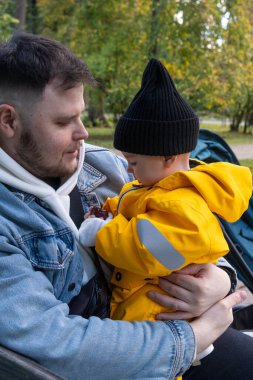 Güz Parkı 'nda Baba-Çocuk Kaynaşması Kopyalama Boşluğu