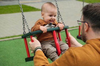 Baba ve Bebek Salıncak Zamanı.