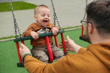 Baba ve Bebek Salıncak Zamanı.