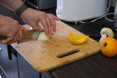 Mutfakta sebze doğruyorum. Yakın plan.