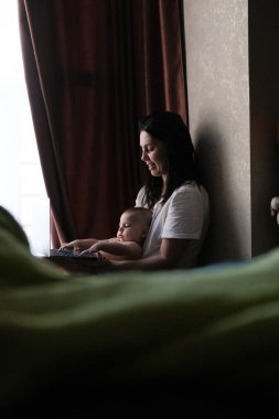 Anne ve Bebek Pencere Çoklu Görev Dizüstü Bilgisayarı Kullanıyor