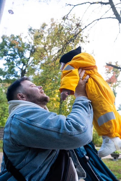 Güz Parkı 'nda Baba-Çocuk Kaynaşması Kopyalama Boşluğu