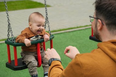 Baba ve Bebek Salıncak Zamanı.