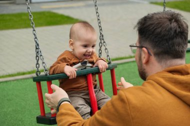 Baba ve Bebek Salıncak Zamanı.
