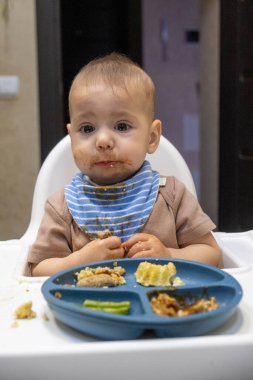 Ev Mutfağında Bölünmüş Tabakla Yüksek Sandalyede Bebek Yeme