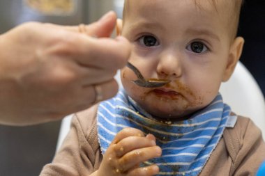 Dağınık Yüzlü Bebek Besleme Zamanı