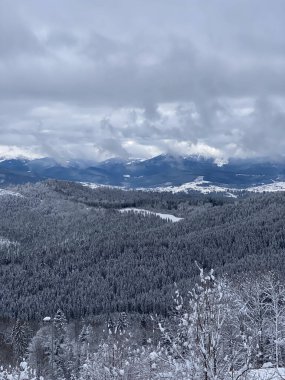Karlı Dağ Manzarası Bulutlu Gökyüzü Kopya Alanı Altında