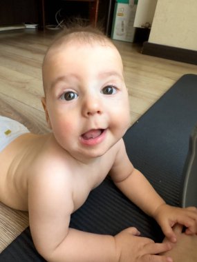 Mat Portresindeki Gülümseyen Bebek