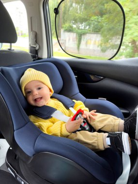 Sarı süveter ve Şapka Gezisiyle Gülümseyen Bebek Koltukta