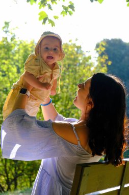 Anne ve Bebek Park Işığında Güneşli Günün tadını çıkarıyorlar