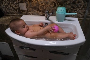 Pembe Topla Lavaboda Tatlı Bebek Banyosu