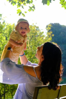Anne ve Bebek Park Işığında Güneşli Günün tadını çıkarıyorlar
