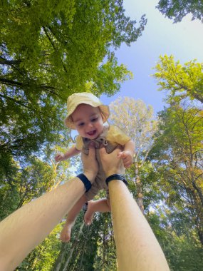 Neşeli Bebek Ormanda Yükseldi Yazın