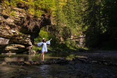 Orman nehrinde Dans Eden Kadın