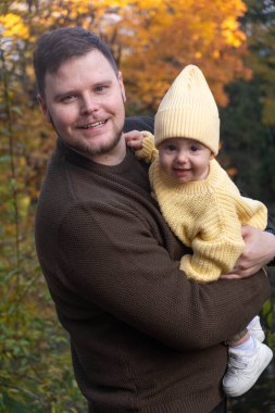 Baba ve Bebek Sonbahar Günışığı Portresi 'nin tadını çıkarıyor.