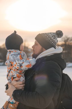 Baba ve Bebek Kaynaşma Kış Günbatımı Portresi