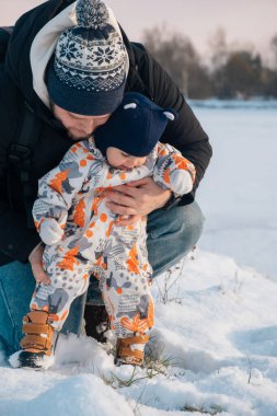 Baba ve Bebek Karlı Günün tadını çıkarıyor.