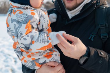Kış Giysilerinde Bebeği Tutan Ebeveynler Dışarı Kapatın