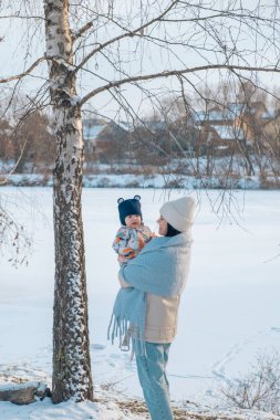 Kış Harikalar Diyarı 'nda Anne ve Bebeğin Portresi