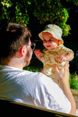 Baba ve Bebek, Park Sunset 'te güneşli bir günün tadını çıkarıyorlar.