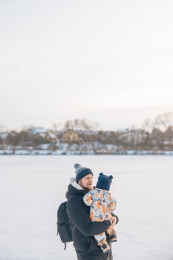 Baba ve çocuk kışın tadını çıkarıyorlar.