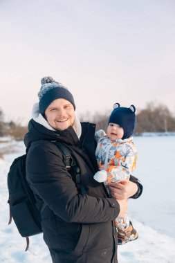 Baba ve Bebek Kış Manzarasında Kopyalama Boşluğu