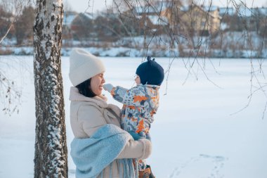 Kış Harikalar Diyarı 'nda Anne ve Bebeğin Portresi