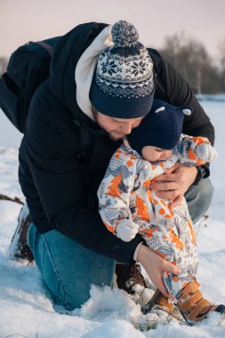 Baba ve Bebek Karlı Günün tadını çıkarıyor.