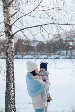 Kış Harikalar Diyarı 'nda Anne ve Bebeğin Portresi