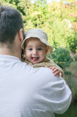 Baba ve Bebek Park Portresindeki Günün tadını çıkarıyorlar
