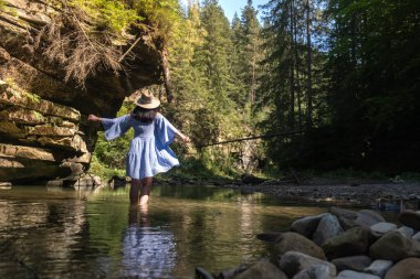 Ormanda Nehirde Dolaşan Kadın Kopya Alanı