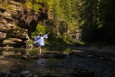 Ormanda Nehirde Dolaşan Kadın Kopya Alanı