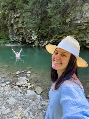 Nehir kenarından yüzücüyle Selfie çeken Kadın.