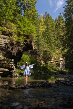 Ormanda Nehirde Dolaşan Kadın Kopya Alanı