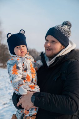 Baba ve Bebek Kış Manzarasında Kopyalama Boşluğu
