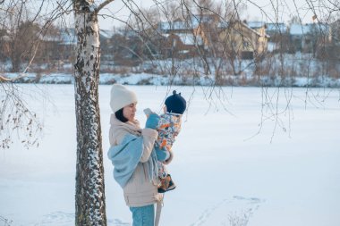 Kış Harikalar Diyarı 'nda Anne ve Bebeğin Portresi