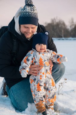 Baba ve Bebek Karlı Günün tadını çıkarıyor.
