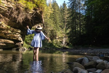 Ormanda Nehirde Dolaşan Kadın Kopya Alanı