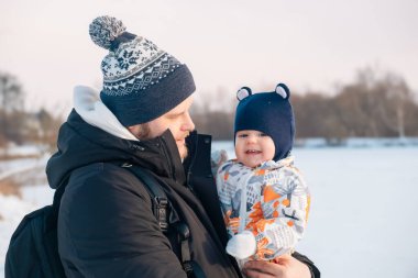 Baba ve Bebek Kış Manzarasında Kopyalama Boşluğu