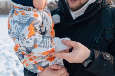 Kışın Baba ve Çocuk Kaynaşması Kapatın