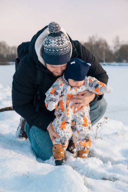 Baba ve Bebek Karlı Günün tadını çıkarıyor.