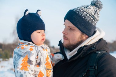 Baba ve Bebek Kış Manzarasında Kopyalama Boşluğu