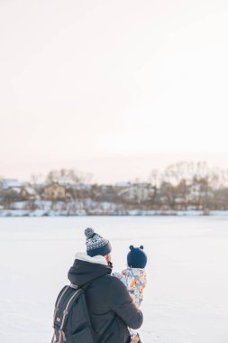 Baba ve çocuk kışın tadını çıkarıyorlar.