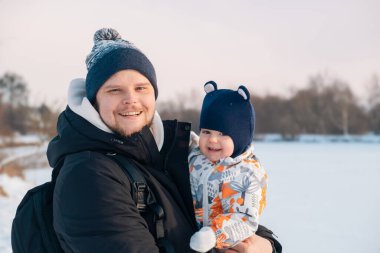 Baba ve Bebek Kış Manzarasında Kopyalama Boşluğu
