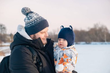 Baba ve Bebek Kış Manzarasında Kopyalama Boşluğu