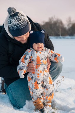 Baba ve Bebek Karlı Günün tadını çıkarıyor.