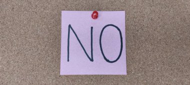 Pembe yapışkan not ve mantar panoya 