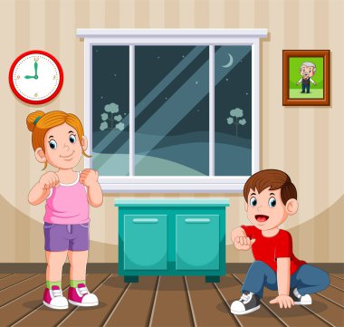 Evlerinde gece sporu yapan çocuk ve kız kardeşinin resmi.