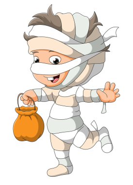 Mumya kostümlü çocuk kumaş sepetini tutuyor.