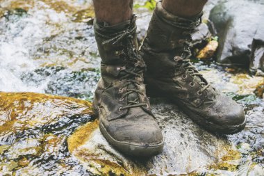  Dağlarda yürüyüş.